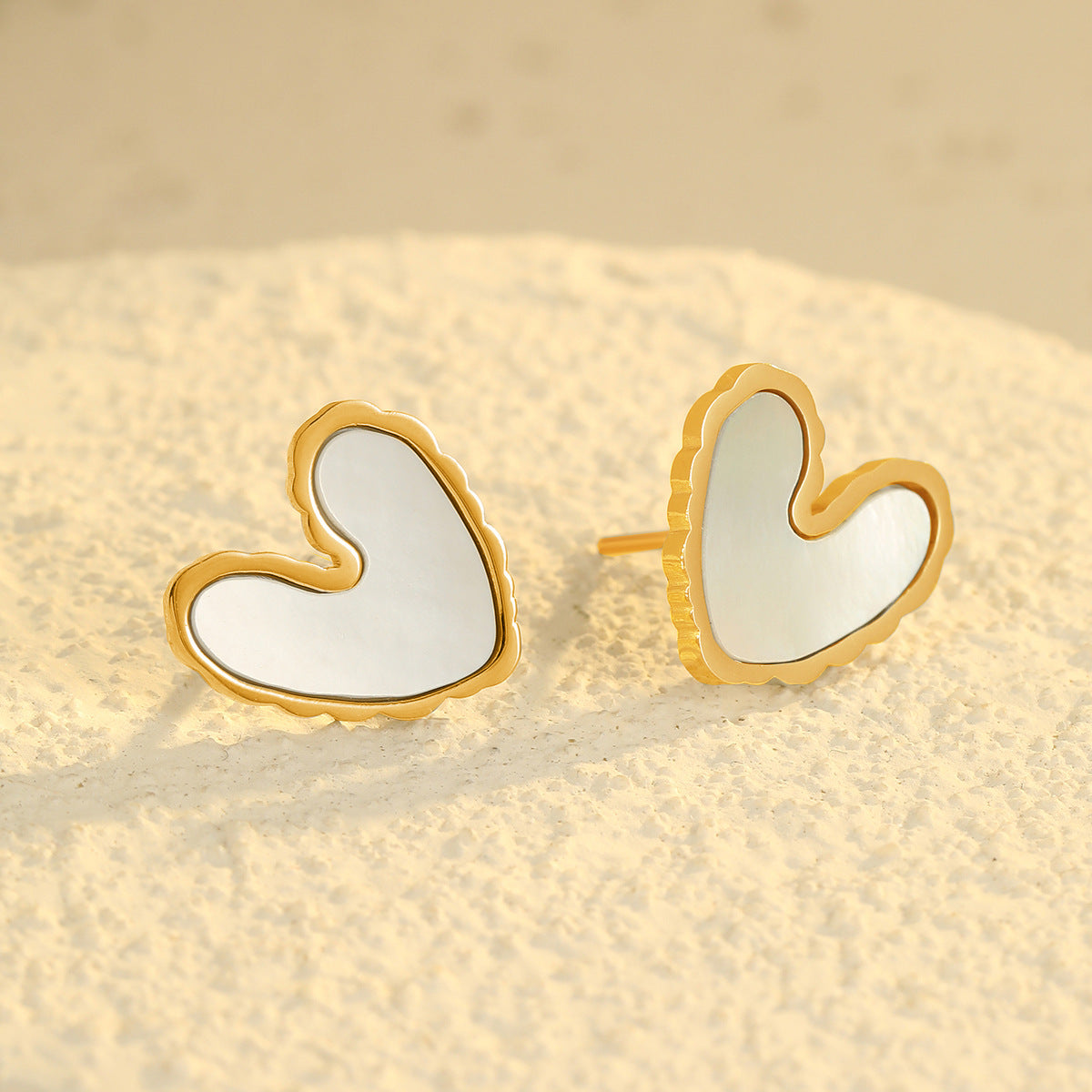 Pendientes de acero inoxidable en forma de corazón irregular de inspiración vintage con baño de oro para mujer
