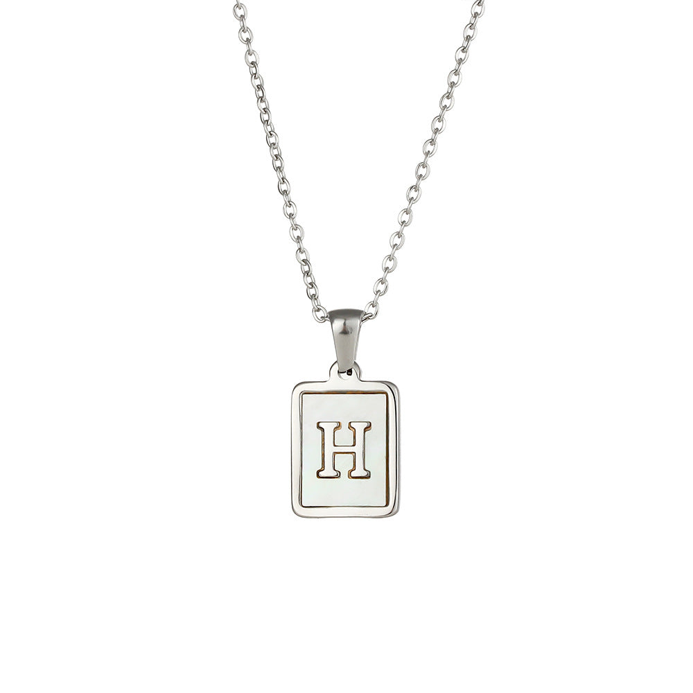 Collana con Ciondolo a Lettera Minimalista in Acciaio al Titanio per Donna con Finitura Galvanizzata e Intarsio in Madreperla Bianca Naturale