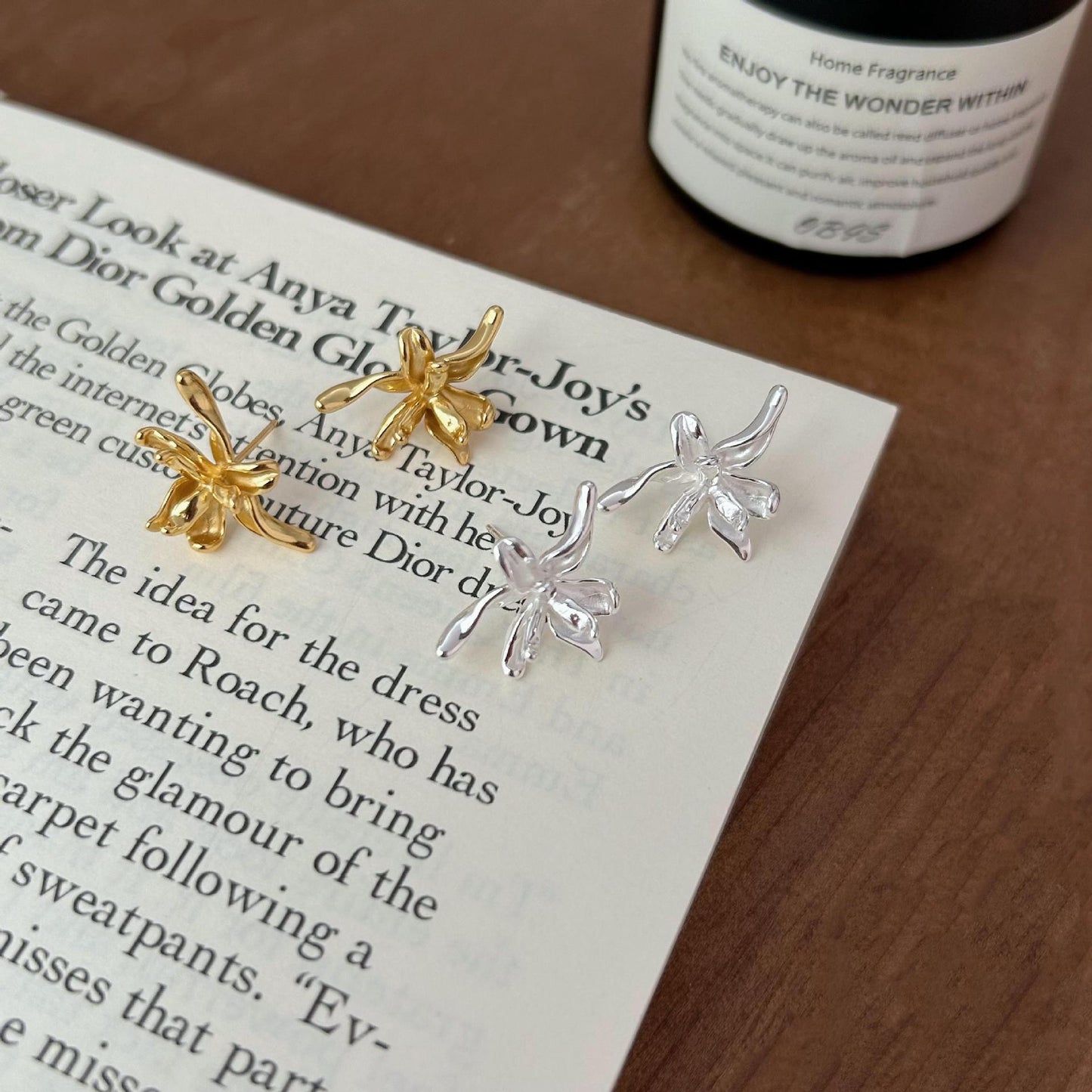 Orecchini a perno floreali minimalisti in argento per donna, in argento sterling 925 con design a petalo, gioielli eleganti e versatili per tutti i giorni