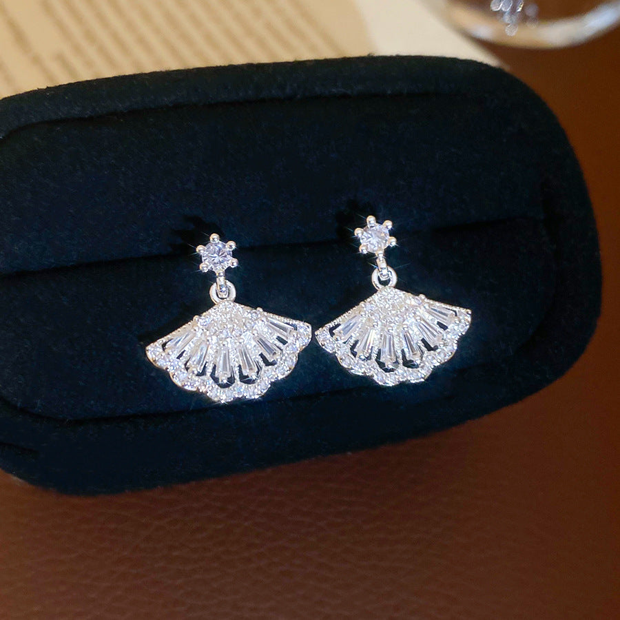 Orecchini a perno geometrici minimalisti a forma di ventaglio con zirconi cubici in acciaio inossidabile da donna