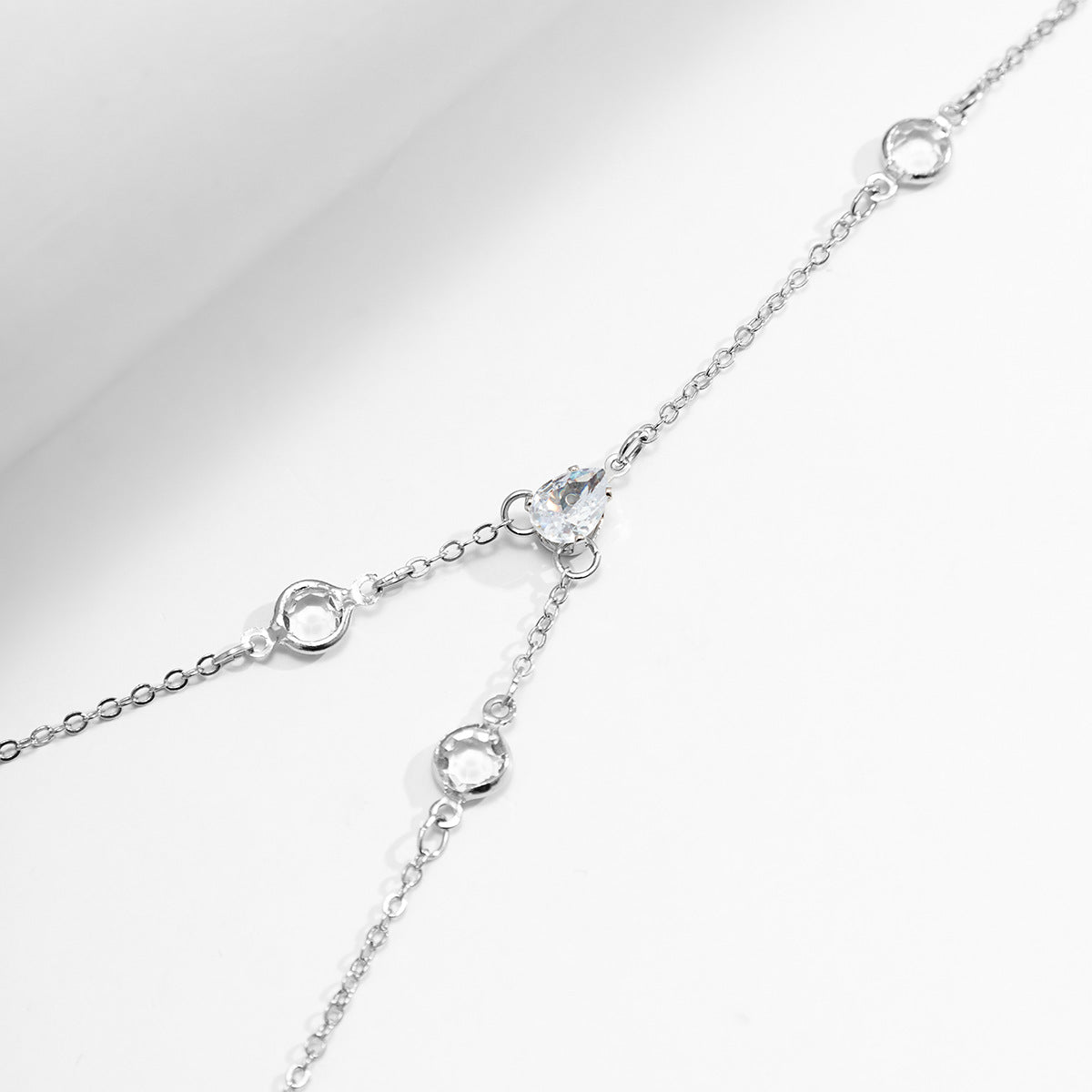 Cavigliera Minimalista Geometrica in Zirconia con Nappa e Fascia Elastica da Donna