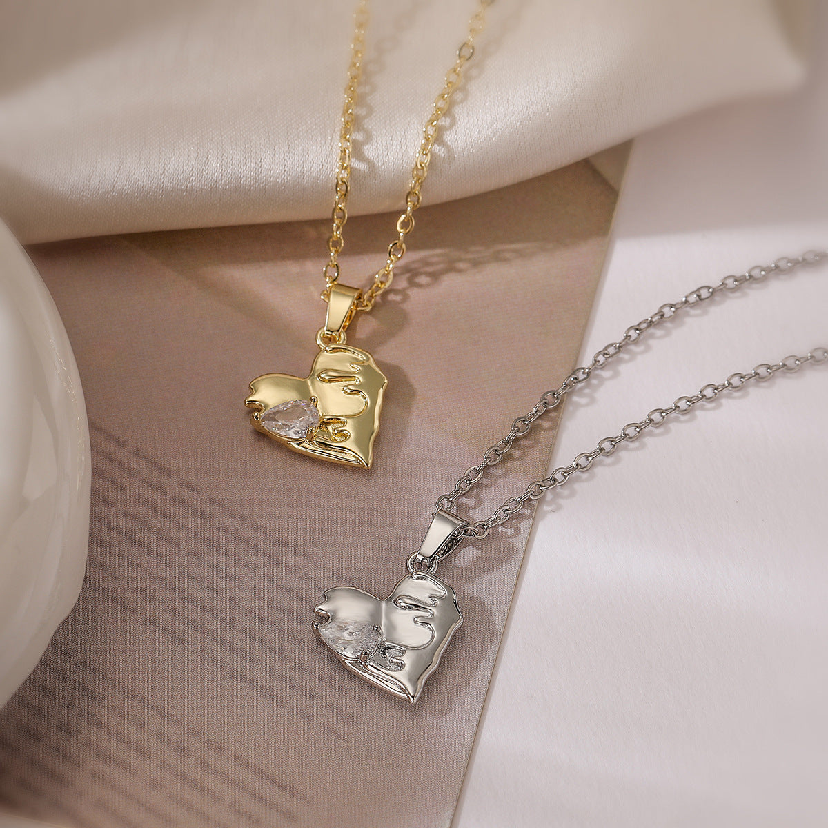 Minimalist Heart-Shaped Copper Pendant Necklace for Women with Geometric Design and Versatile Clavicle Chain
