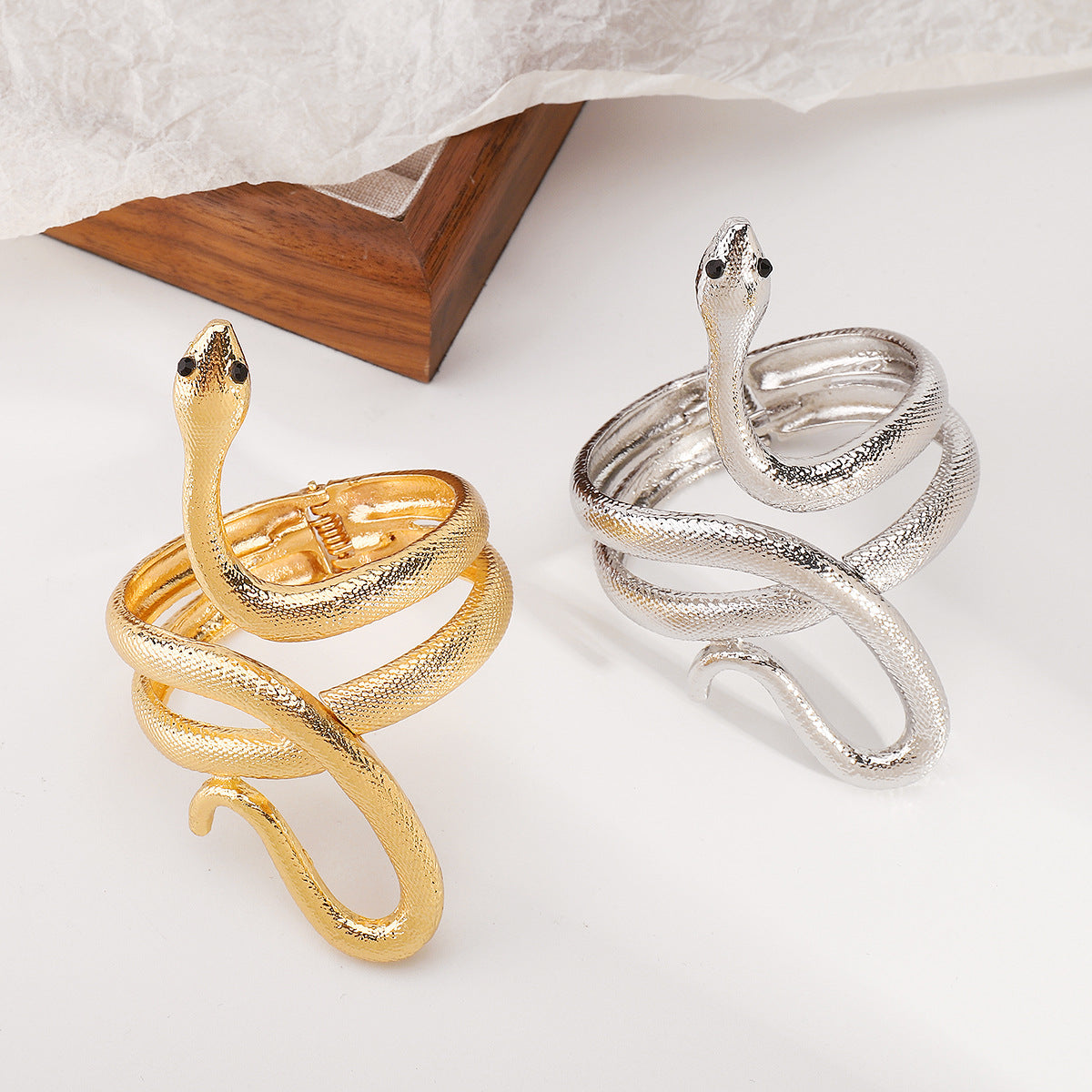 Pulsera de aleación con forma de serpiente minimalista para mujer con acabado chapado