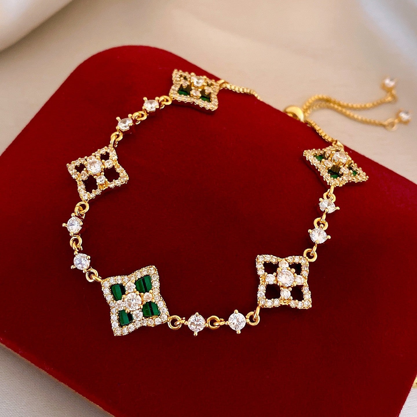 Elegante bracciale da donna con fiore geometrico e accenti in zircone, in rame placcato, stile trendy da ufficio, gioiello versatile e lussuoso per la mano