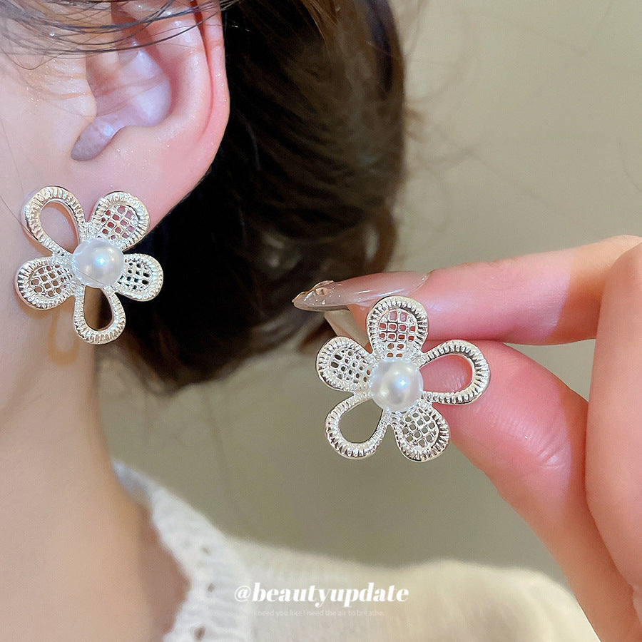 Elegantes Pendientes Minimalistas de Perlas Florales para Mujer con Postes de Acero Chapado y Diseño de Flor Hueca