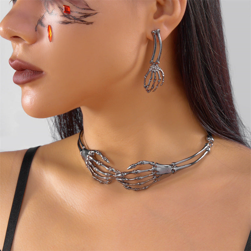 Collana con ciondolo a teschio gotico scuro da donna con catena in lega e finitura galvanizzata per costume di Halloween