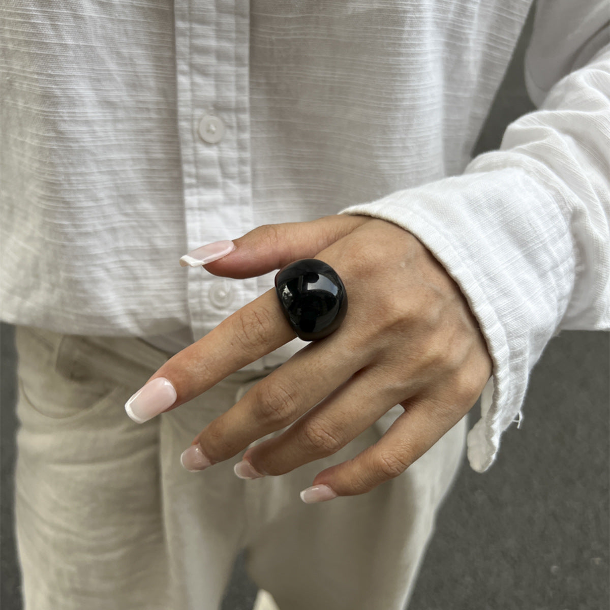 Anello da donna in resina geometrico minimalista con effetto marmorizzato e finitura epossidica lucida