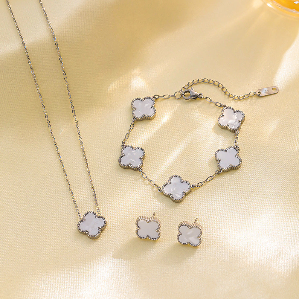 Set di collana, bracciale e orecchini a lobo da donna in acciaio al titanio minimalista con quadrifoglio fortunato
