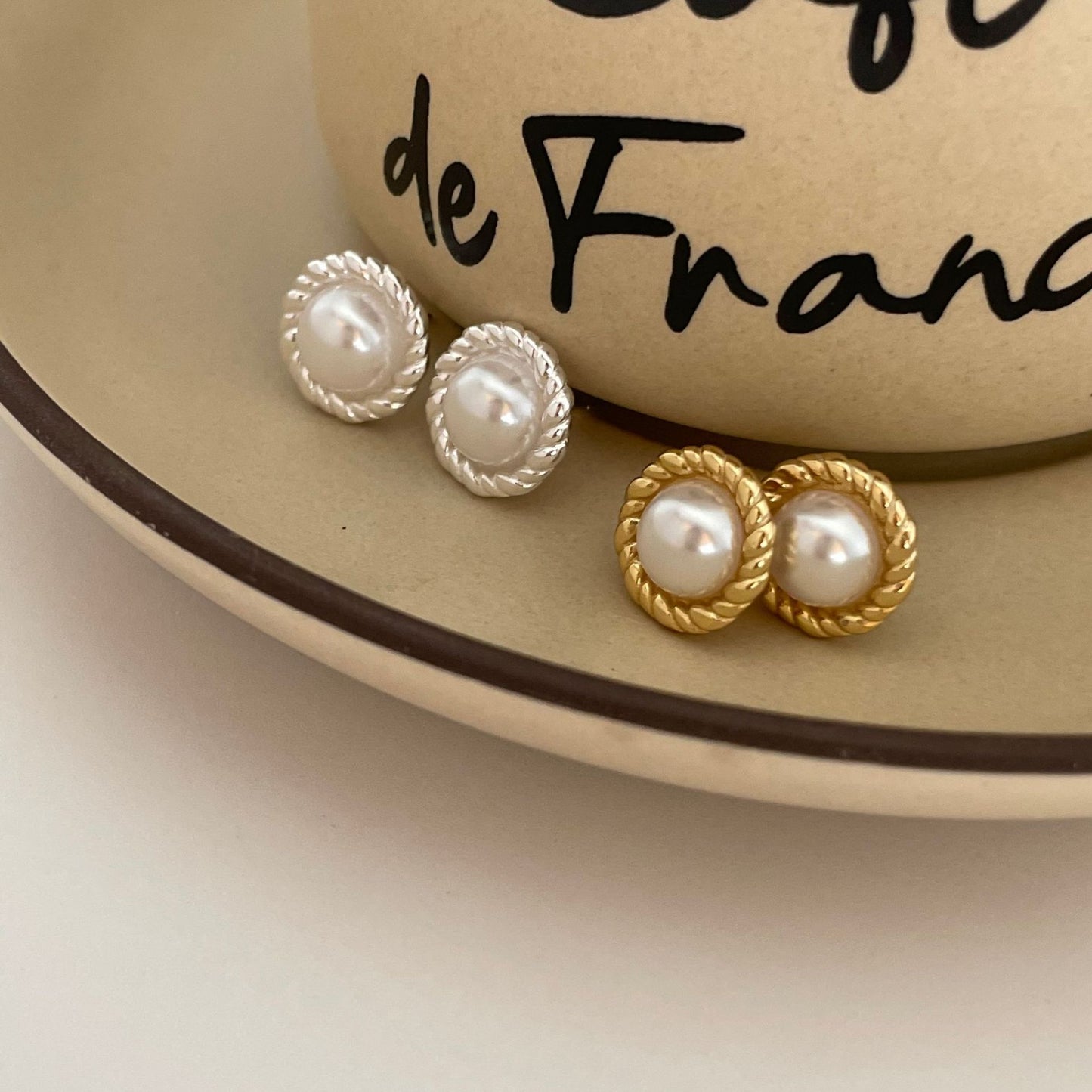 Sweet Fresh Style Teardrop-Shaped 925 Sterling Silver Pearl Stud Earrings with Pearl Inlay