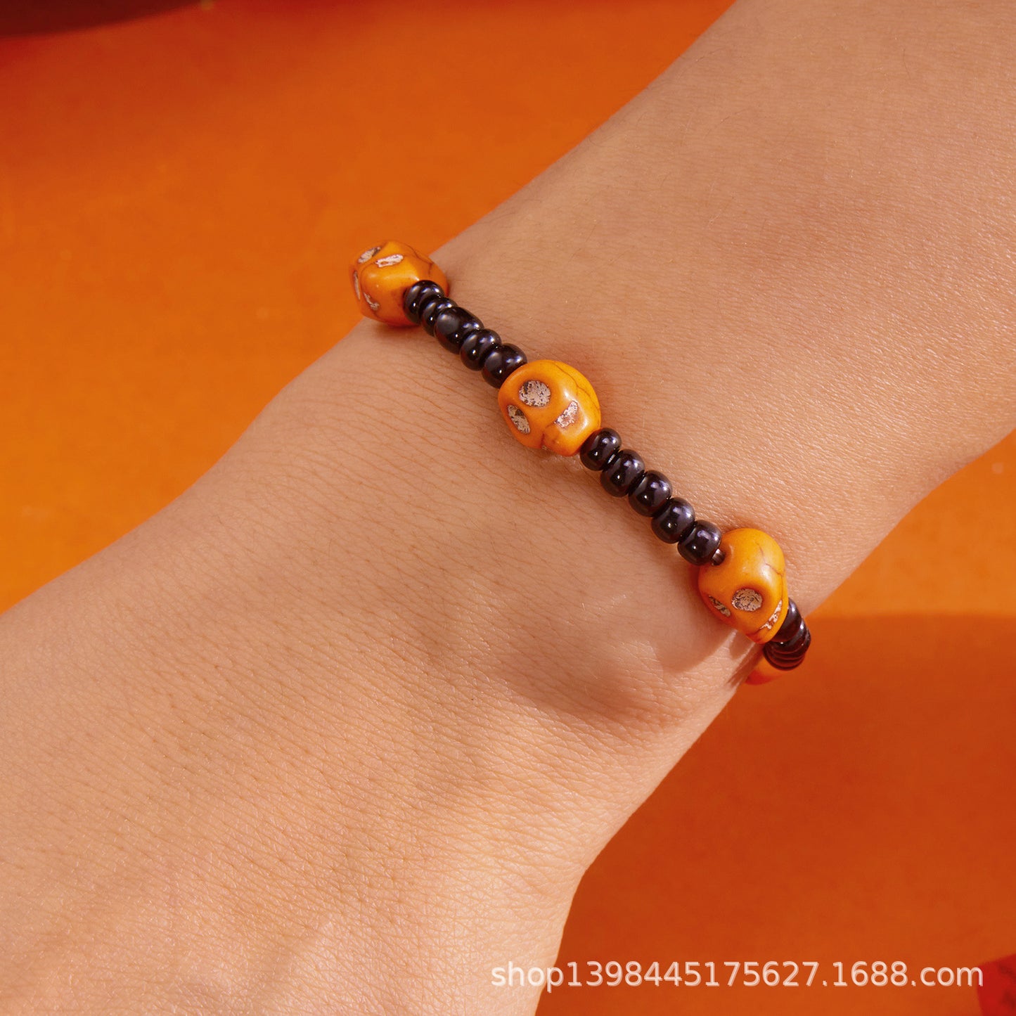 Set di braccialetti elastici da donna con perline geometriche in resina e ciondoli a forma di teschio, stile casual