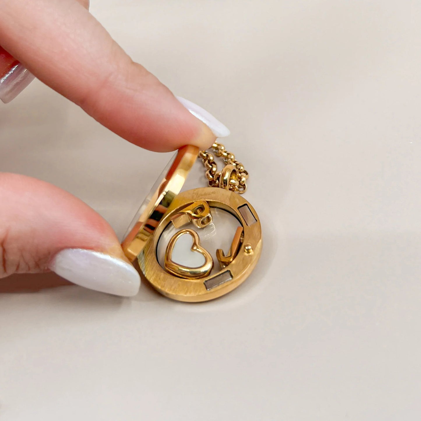 Ciondolo Vintage a Medaglione Rotondo Geometrico in Ottone Placcato Oro 18K e Acciaio al Titanio con Catena a Cavo