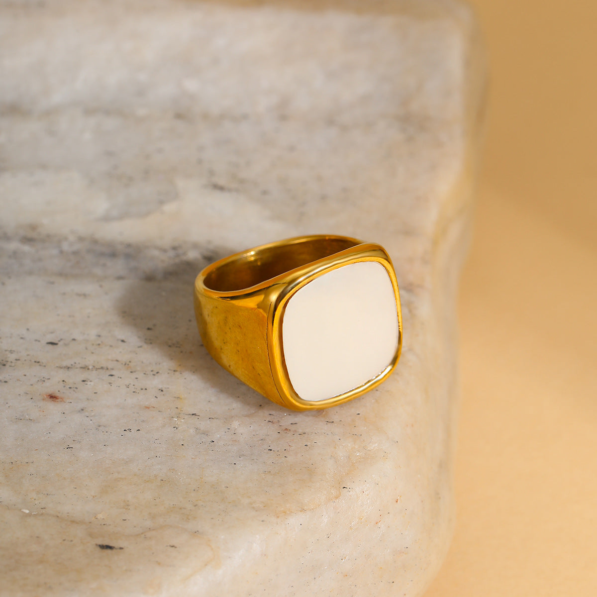 Anillo de Acero de Titanio con Nácar Geométrico Minimalista y Baño de Oro de 18K para Mujer