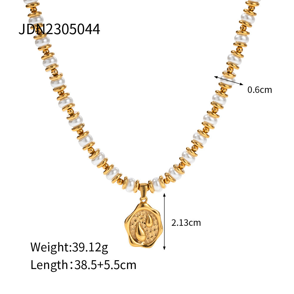Collana con ciondolo geometrico di tendenza con intarsio di perle, placcata oro 18 carati, con catena a serpente in acciaio inossidabile per donna
