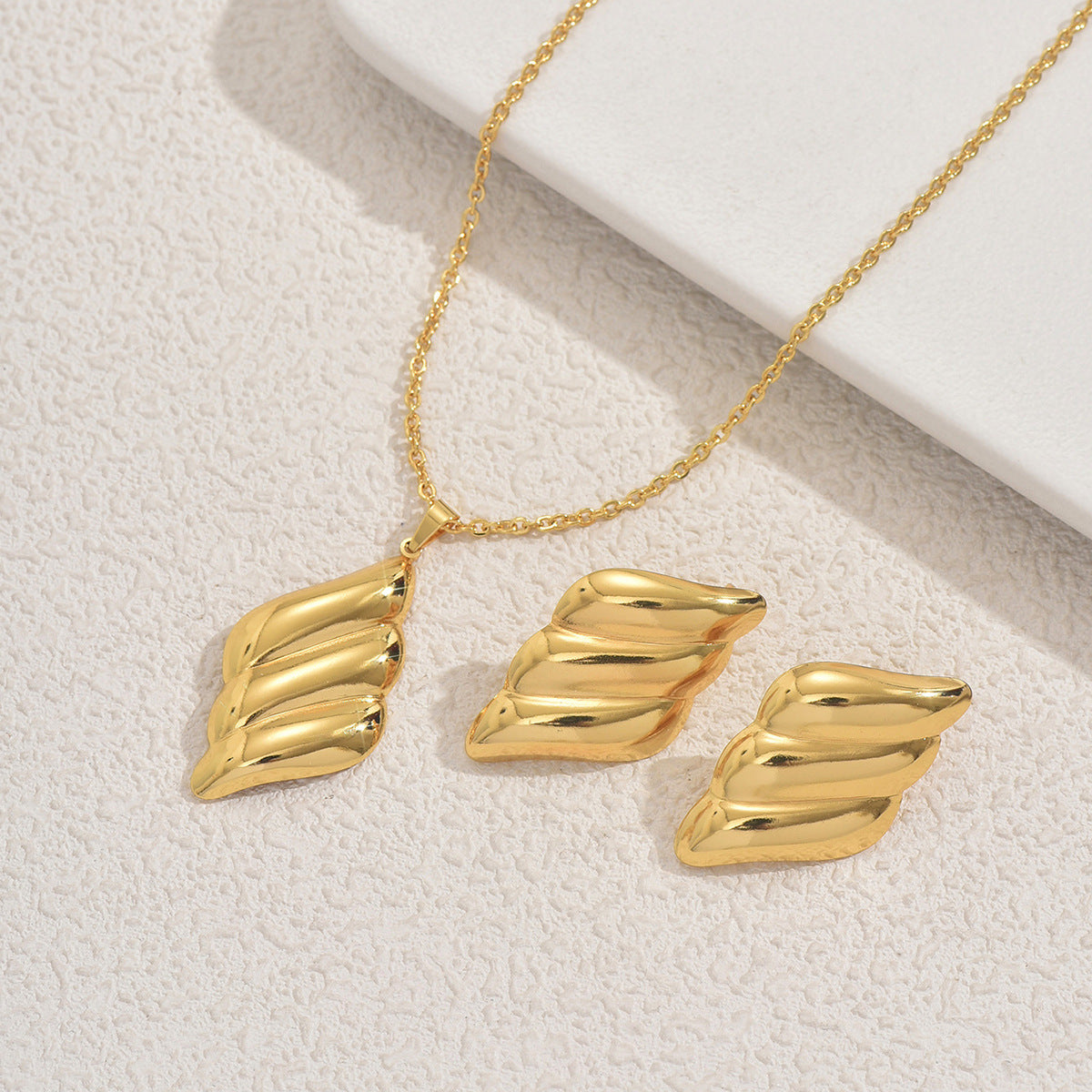 Set Collana con Pendente a Foglia Geometrica e Orecchini Abbinati in Lega con Finitura Placcata per Donna