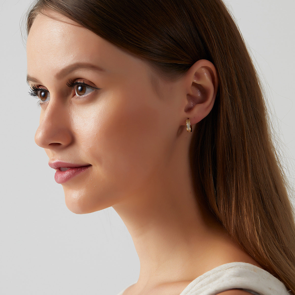 Pendientes Geométricos Minimalistas de Latón para Mujer con Acabado Galvanizado y Estilo Contemporáneo de Oficina