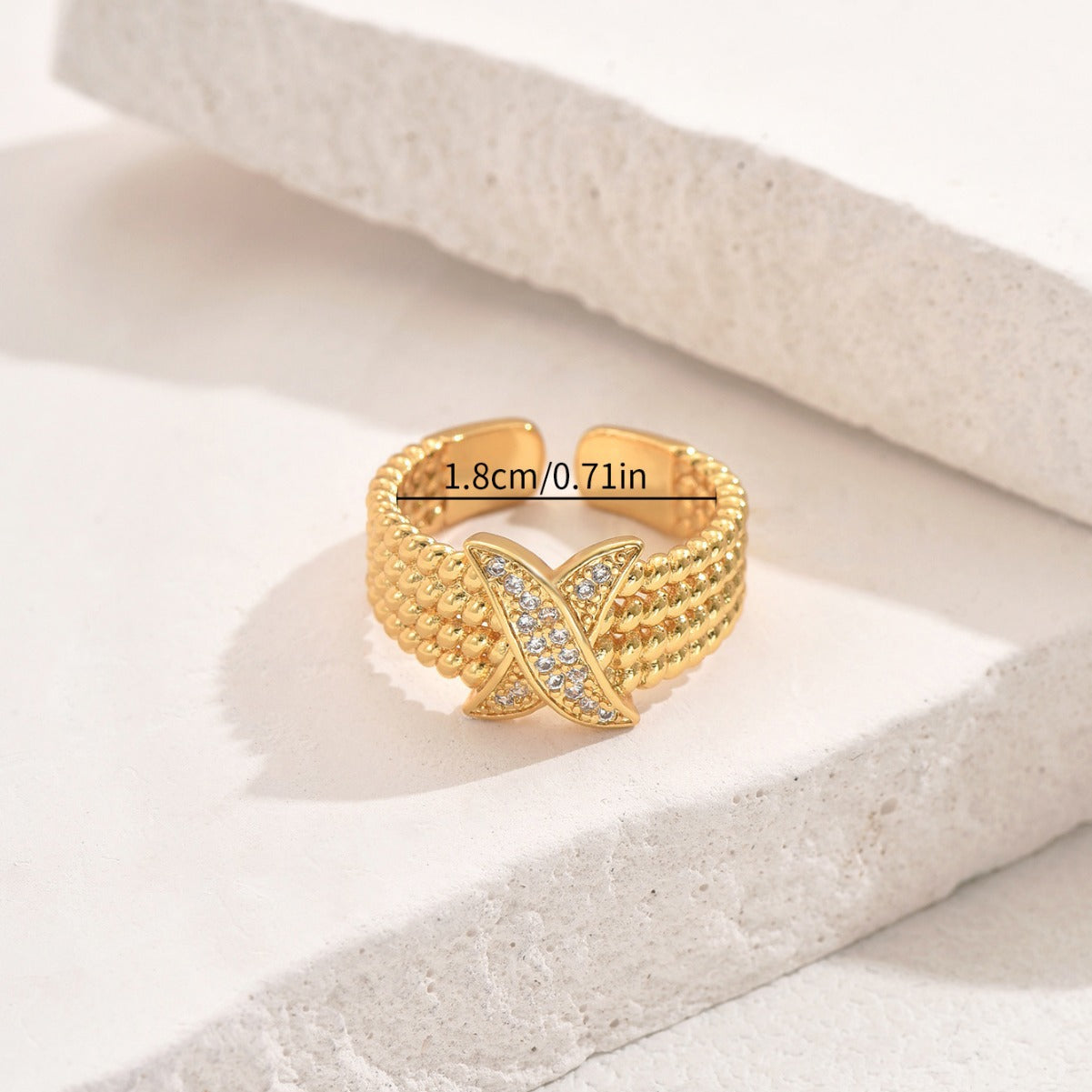 Anillo abierto de letra geométrica minimalista para mujer en cobre con incrustaciones de circonio