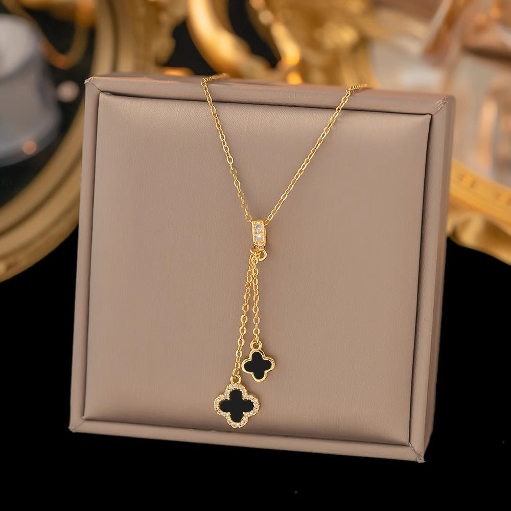Collana con Ciondolo a Quadrifoglio Minimalista da Donna e da Uomo in Acciaio al Titanio con Intarsio in Rame Micro-Pave e Finitura Placcata su Catena a Maglie Grandi