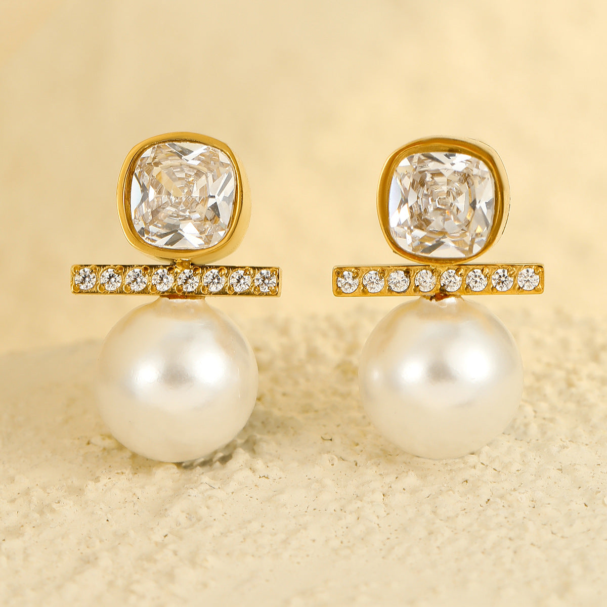 Orecchini a perno quadrati in stile vintage con perle e accenti in zirconia micro-pavé, in acciaio inossidabile con finitura galvanica
