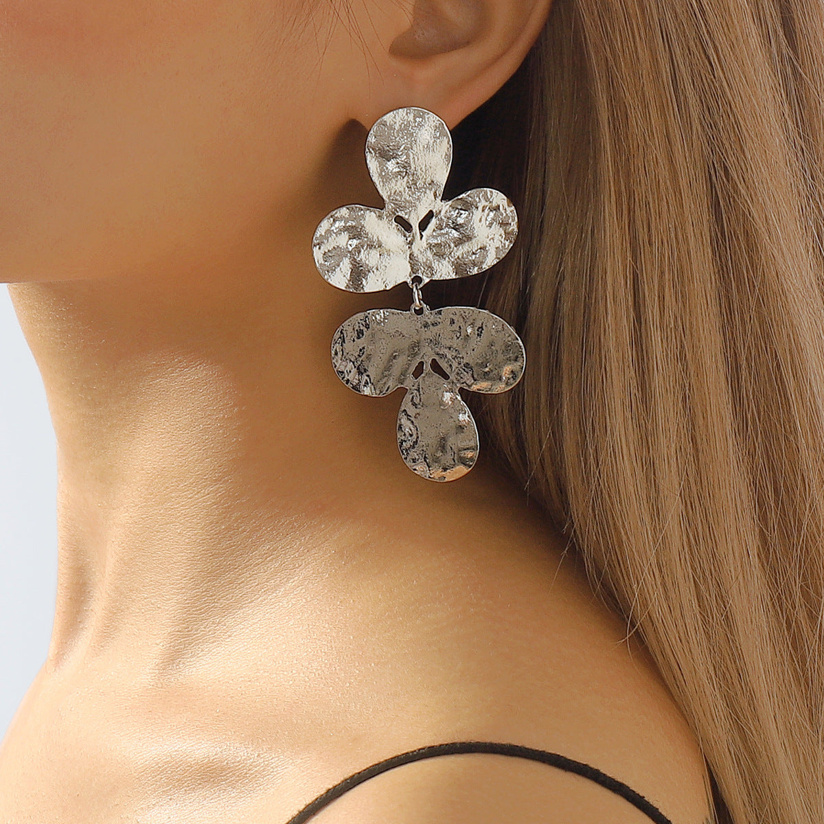 Pendientes de aleación con diseño floral geométrico dulce y atrevido, acabado chapado y colgante de trébol para mujer