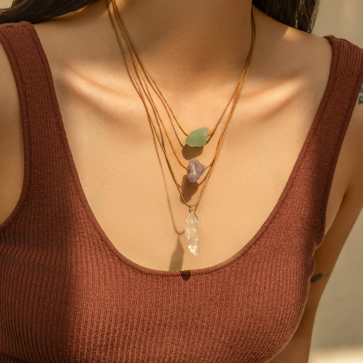 Collana con Ciondolo a Nappa Irregolare Asimmetrica con Pietre Naturali e Accenti di Cristallo su Cordino Cerato Intrecciato Regolabile per Creare Strati