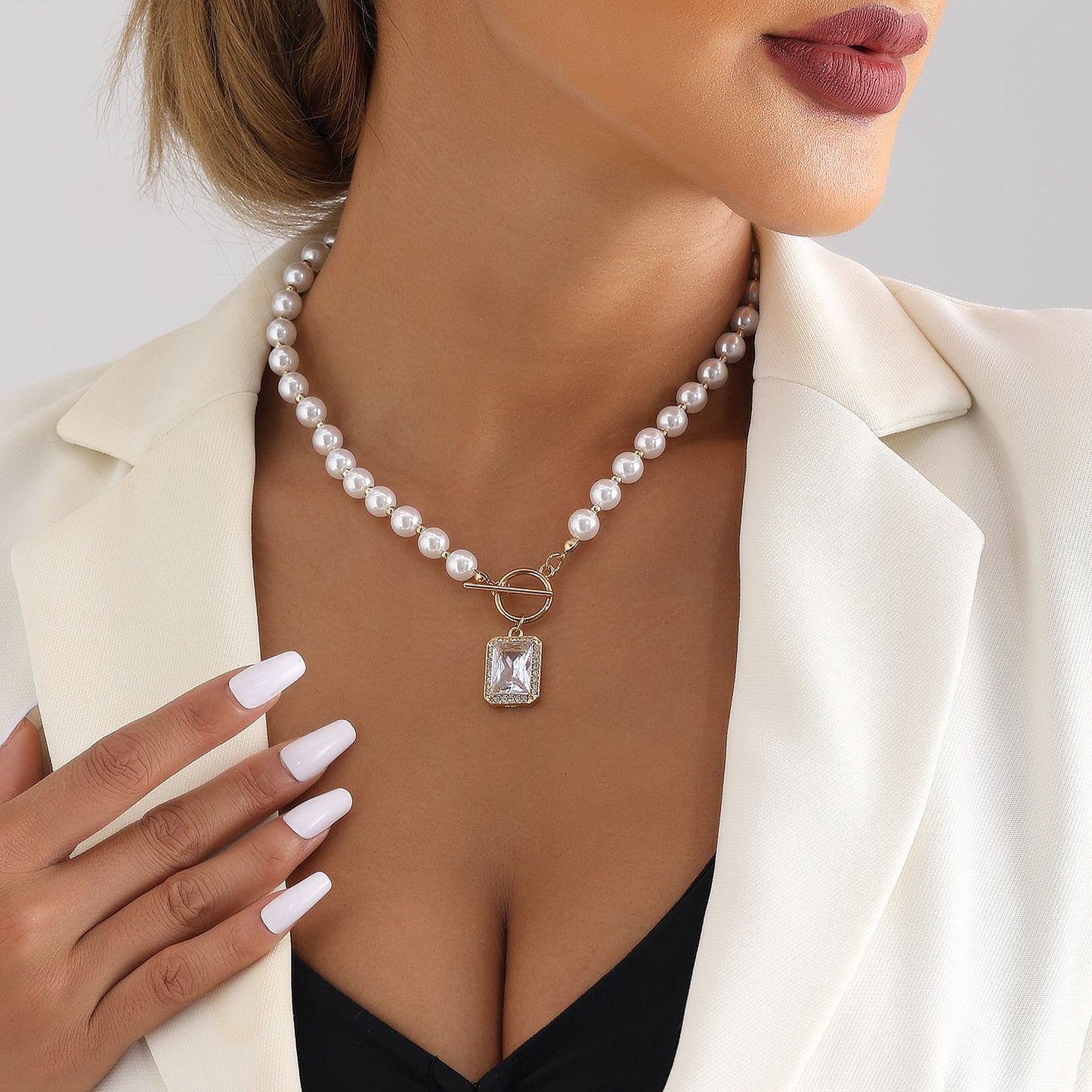 Fashion Minimalist Geometric Rectangle Pearl-Style Pendant Necklace with Rhinestone Accents on Clavicle Chain
