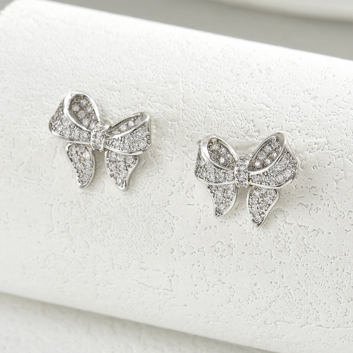 Pendientes de cobre con forma de lazo minimalista y circonitas para mujer
