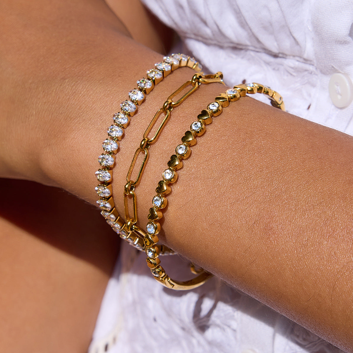 Elegante bracciale da donna in acciaio inossidabile a forma di cuore con intarsio di zirconi, finitura placcata, design geometrico minimalista