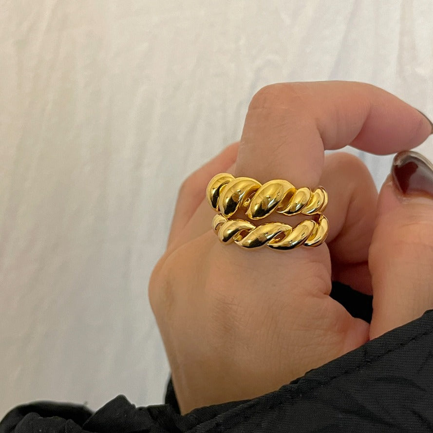 Anillo minimalista punk de plata trenzada para mujer con diseño de cuerda retorcida y construcción de plata de ley 925