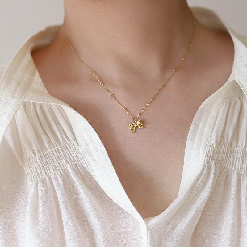 Collana minimalista con ciondolo a farfalla per donna in acciaio al titanio con finitura placcata, catena delicata per clavicola