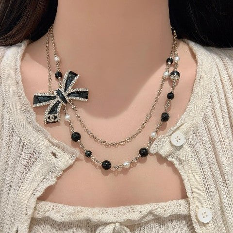 Collana Fiocco Lusso in Ottone Placcato Oro con Dettagli Strass e Smalto, Doppia Catena di Perle per Donna