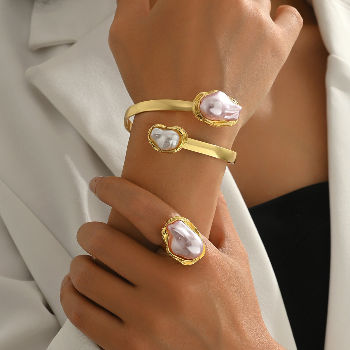 Conjunto de anillo abierto y pulsera de estilo geométrico para mujer en aleación de zinc con incrustaciones de perlas irregulares, accesorio de moda