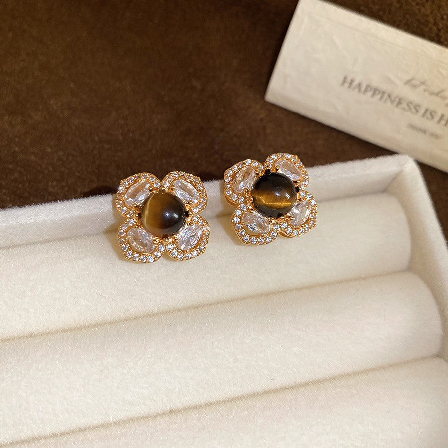 Pendientes de botón de acero chapado de estilo lujoso con perlas de imitación y detalles de ojo de tigre con diseño floral para mujer