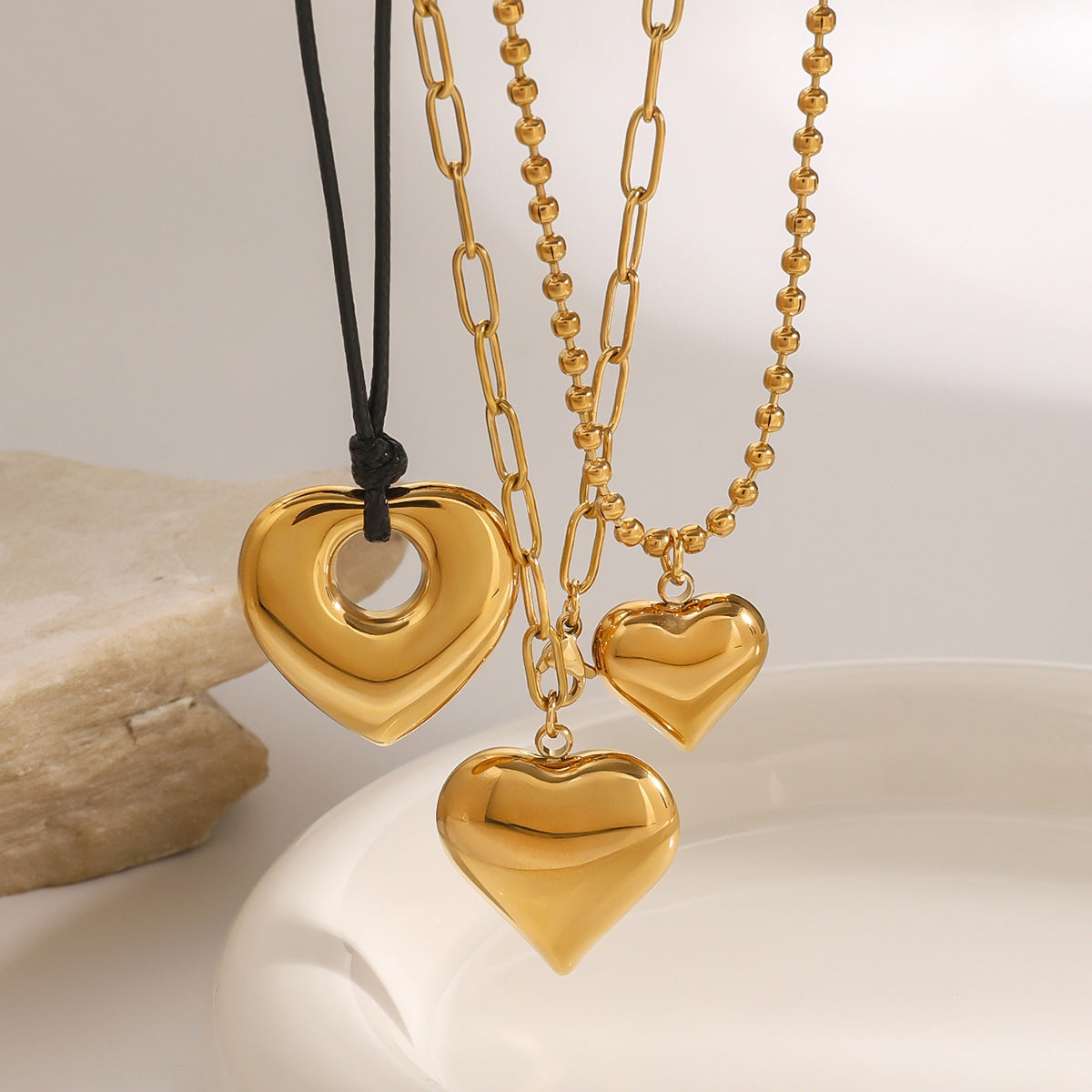 Elegante collana con ciondolo a forma di cuore in acciaio inossidabile con finitura placcata per donna, catena clavicolare minimalista