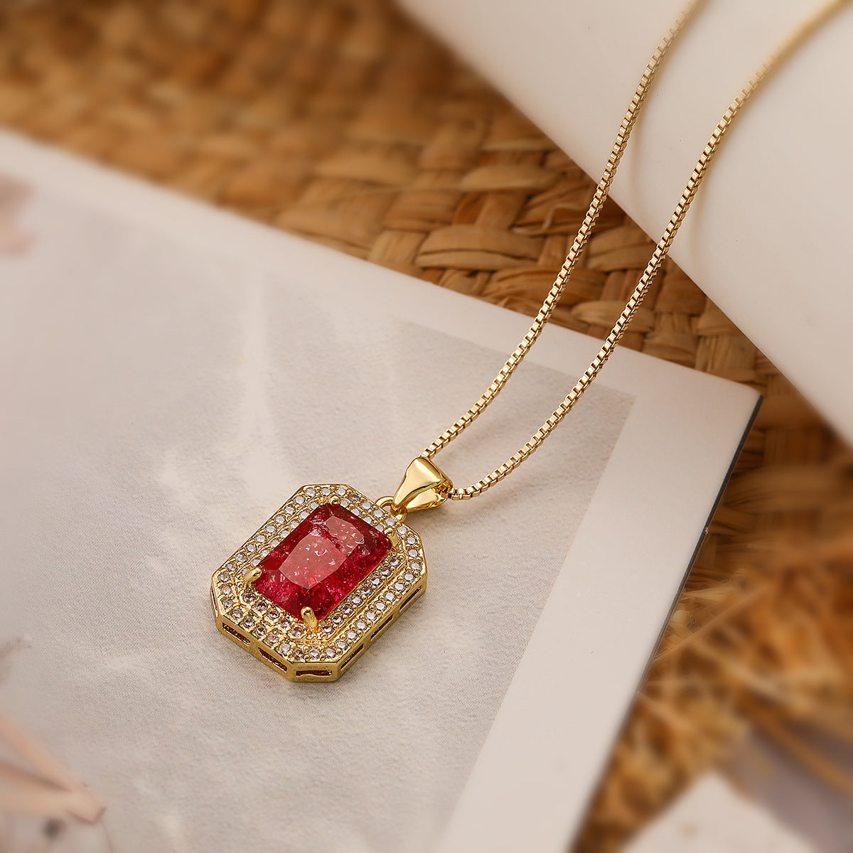 Collana con Pendente Quadrato Geometrico Minimalista da Donna in Ottone Placcato Oro 18K con Dettagli in Zirconi
