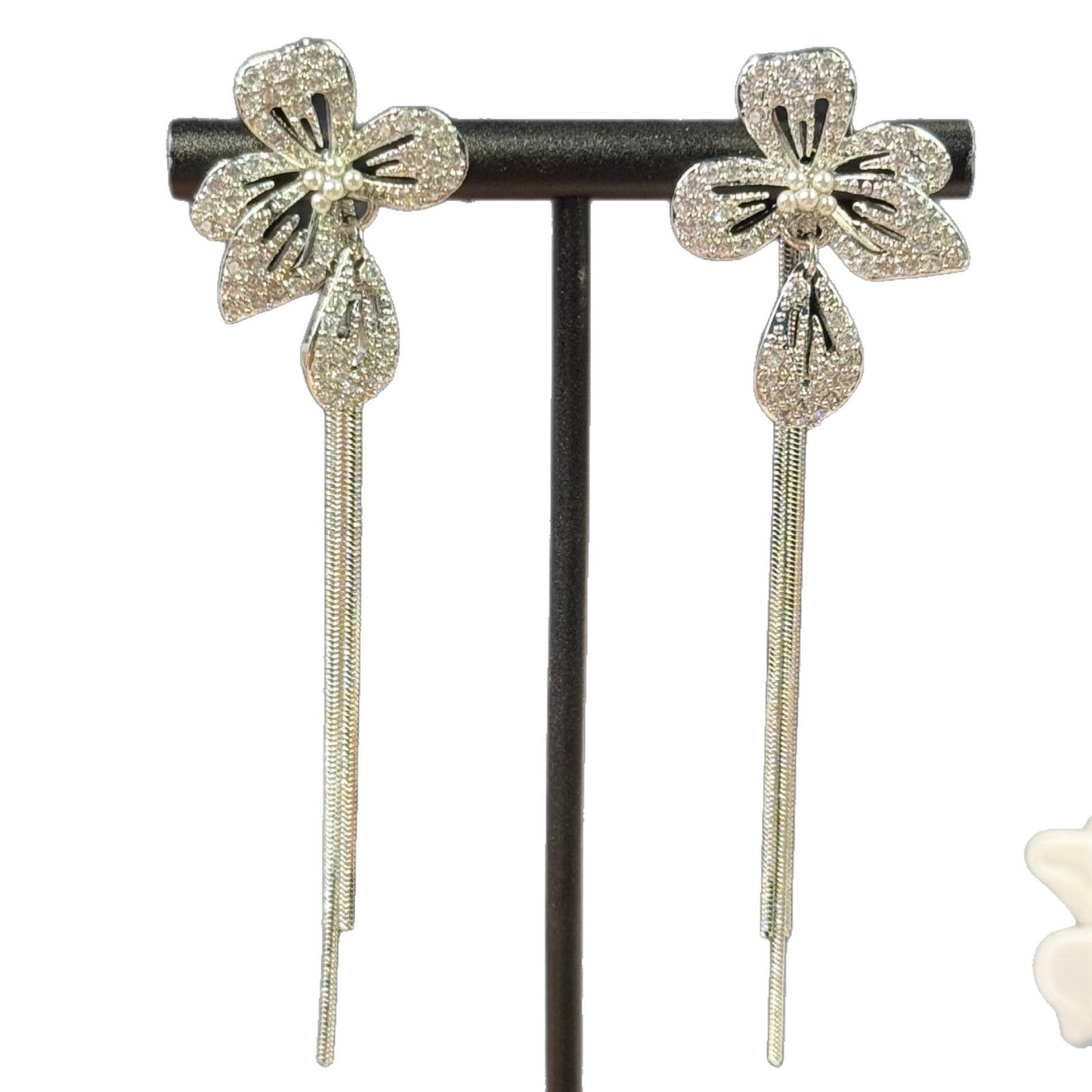 Orecchini Minimalisti Floreali con Intarsio in Zirconi su Perni in Acciaio Inossidabile per Donne Eleganti Leggeri Lussuosi Gioielli per Orecchie