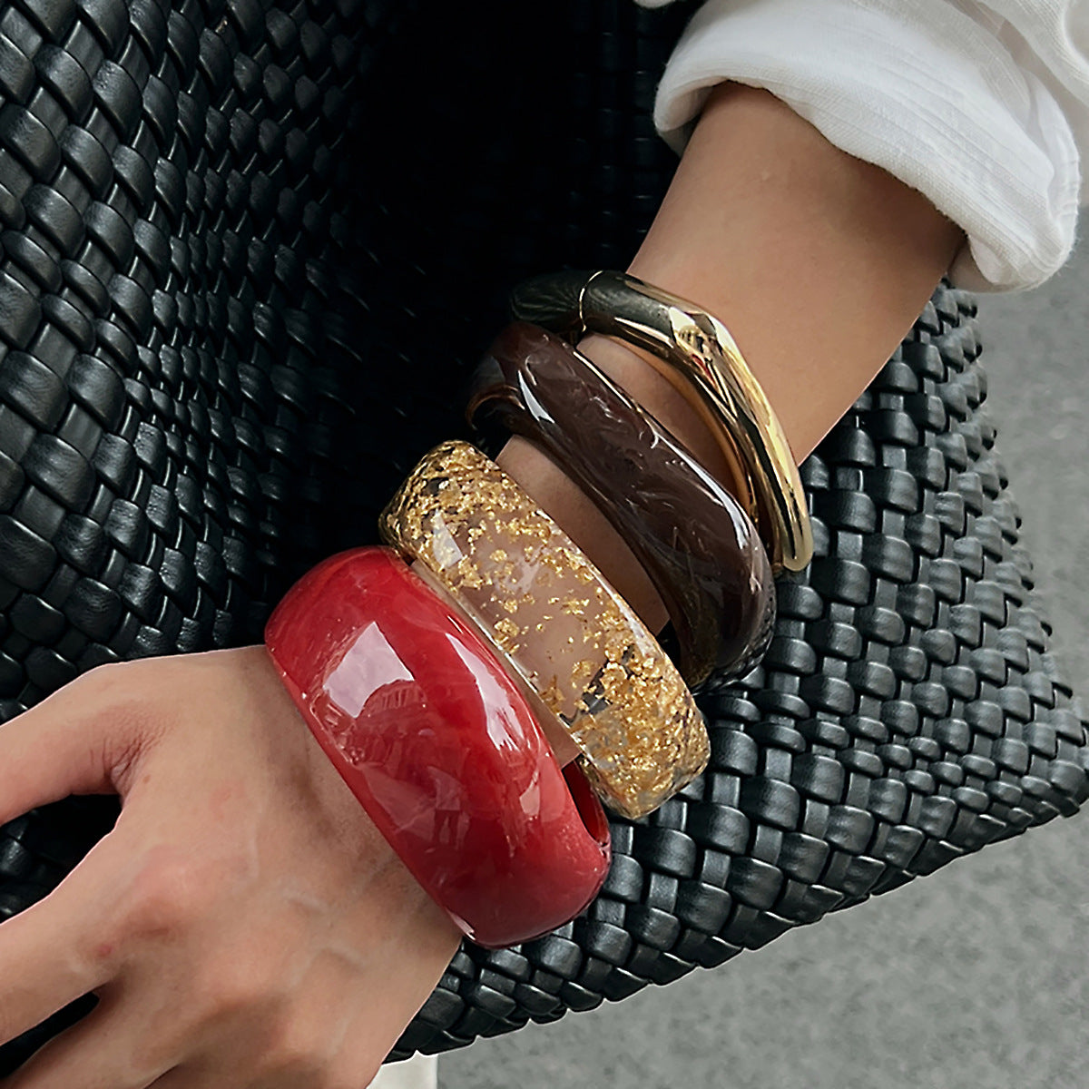 Bracciale rigido largo in lega placcata oro con effetto marmorizzato, design geometrico minimalista da donna