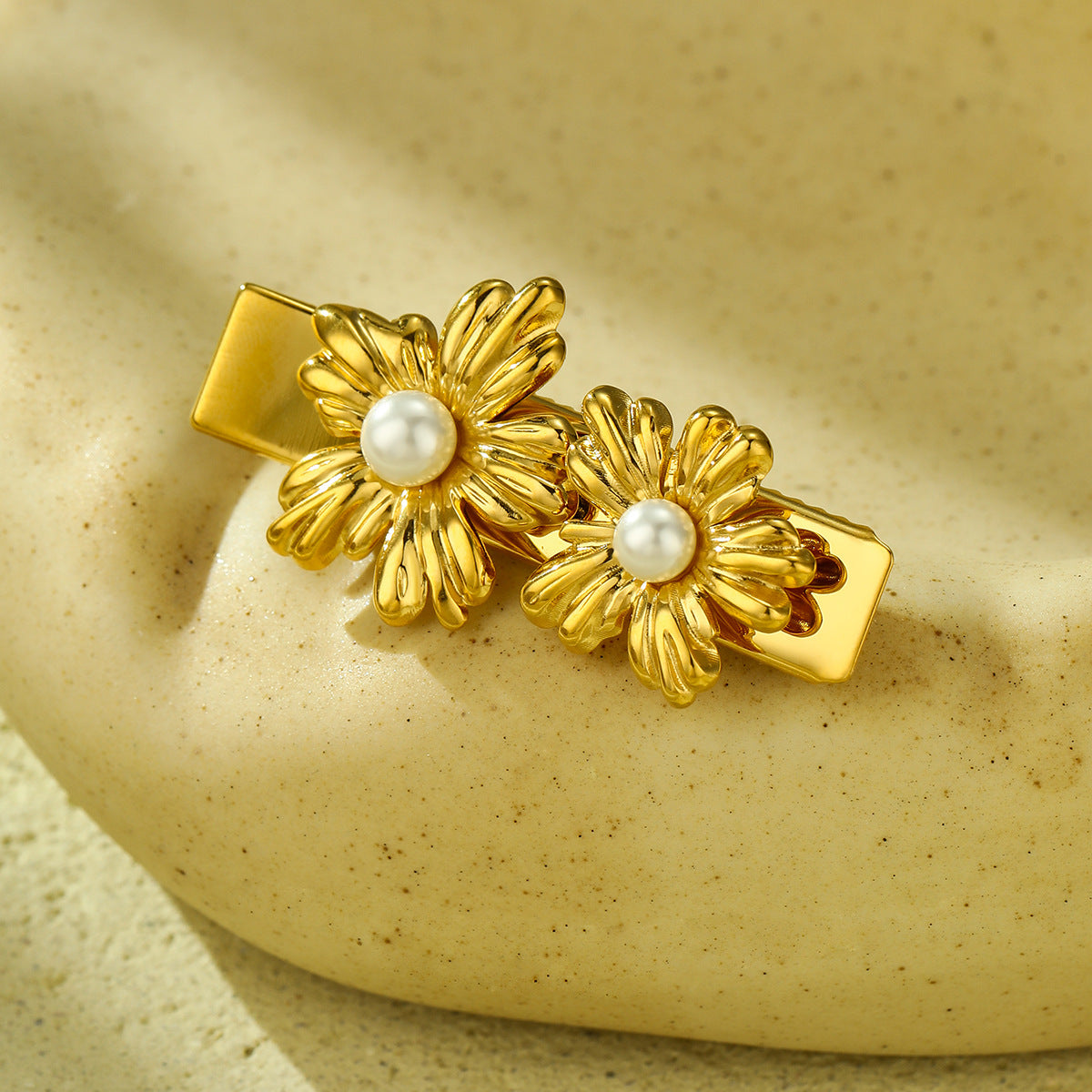 Fashionable Pearl-Embellished Stainless Steel Hair Clip with Petal Design for Women, Polished Finish, Minimalist Office Style