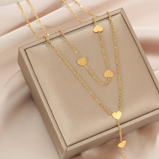 Collana con ciondolo a cuore geometrico minimalista in acciaio al titanio, con nappe lunghe a strati e finitura placcata