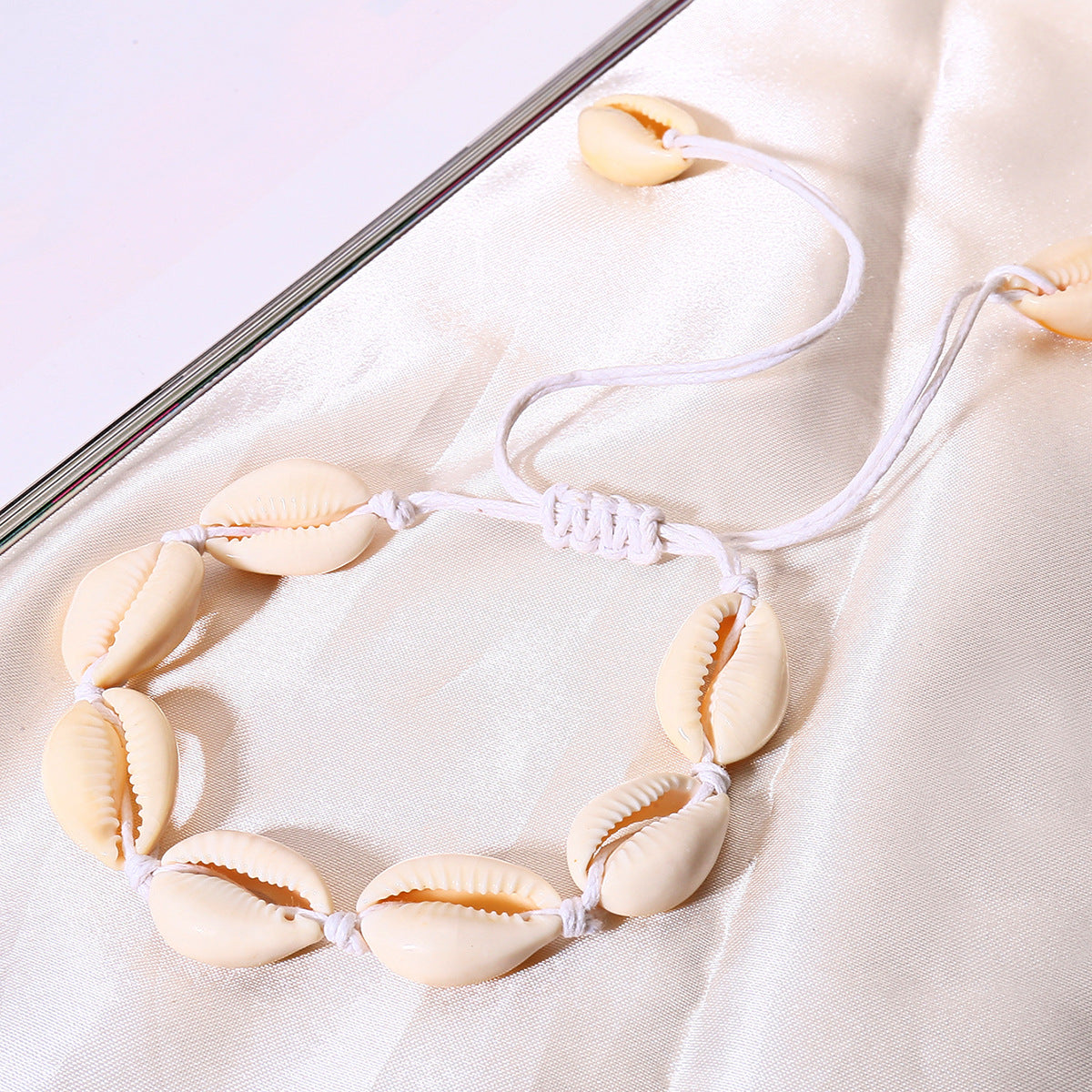 Braccialetto regolabile minimalista con ciondolo a conchiglia per donna, design geometrico e finitura artigianale