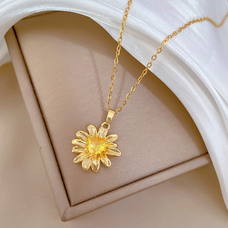 Collana da Donna con Ciondolo Floreale in Oro Champagne, Catena in Acciaio Inossidabile con Design Geometrico e Motivo a Luna