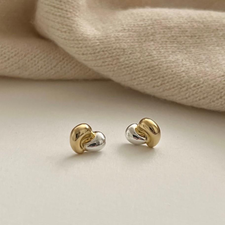 Orecchini da donna minimalisti placcati in argento sterling 925 con lettera e luna