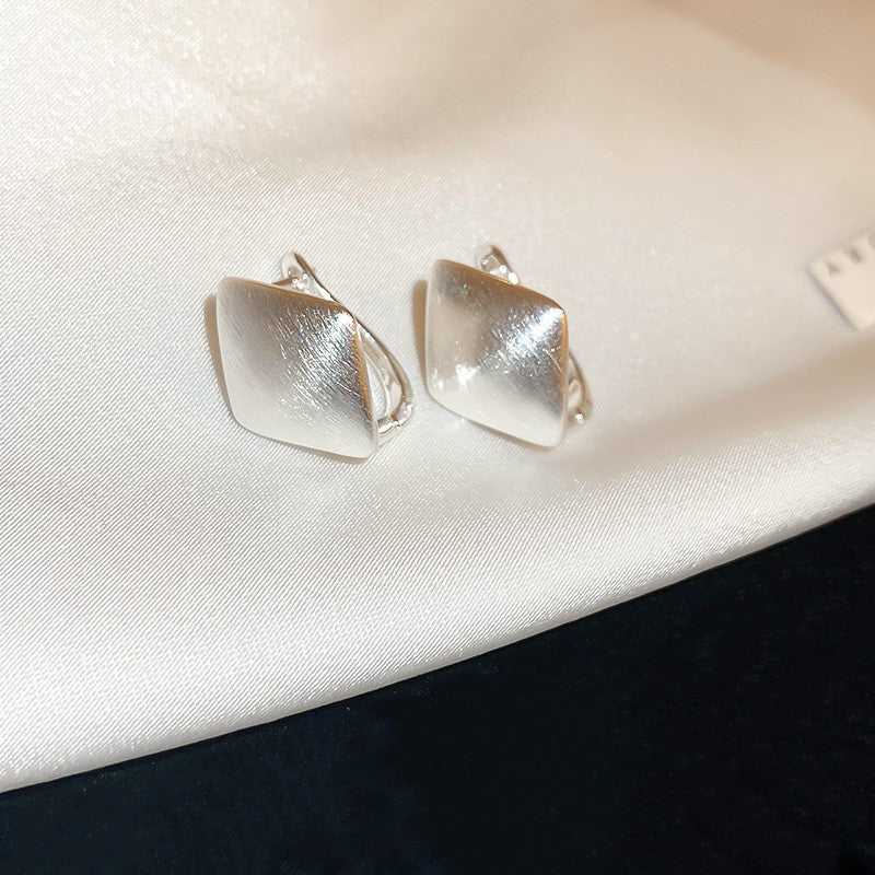 Aretes Geométricos Minimalistas de Cobre con Acabado Chapado para Mujer Pendientes Modernos y Versátiles