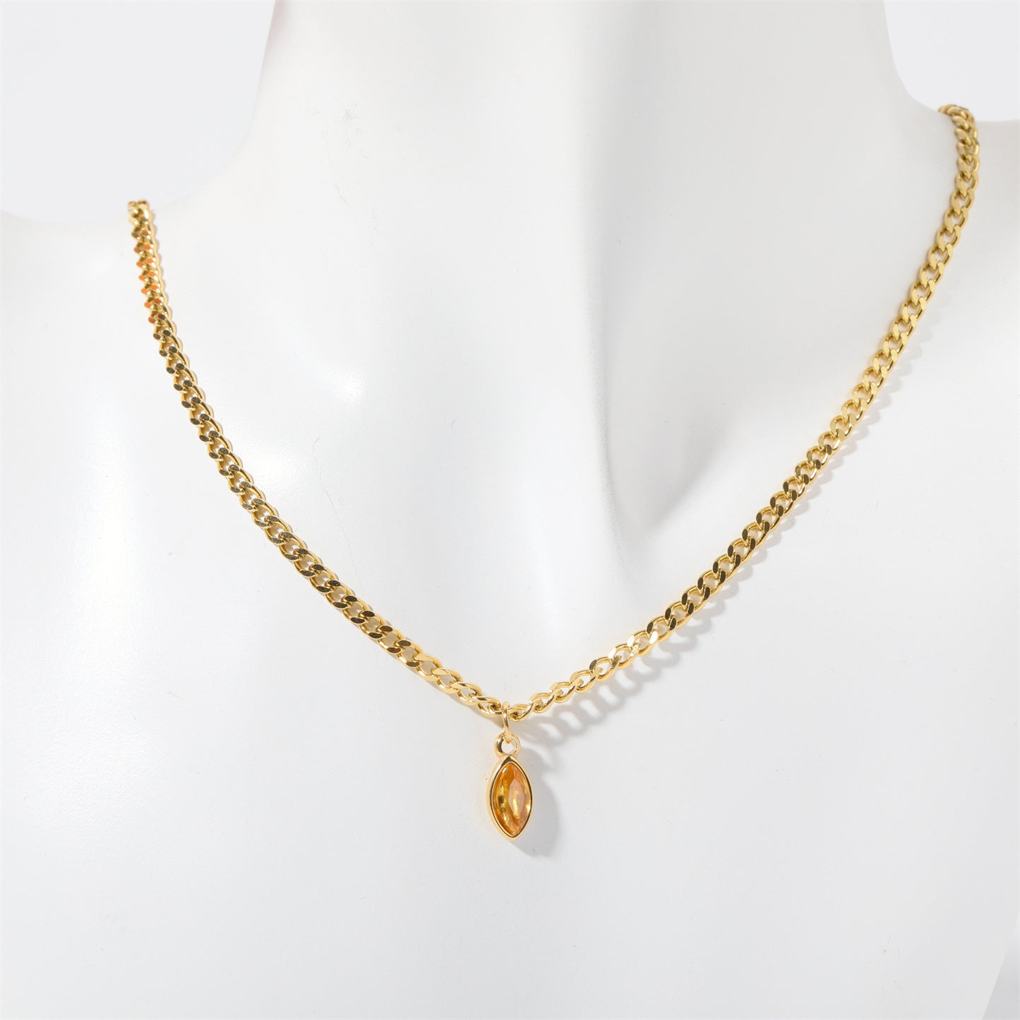 Collar con colgante de acero inoxidable geométrico minimalista de lujo con circonita cúbica y chapado al vacío en cadena cubana