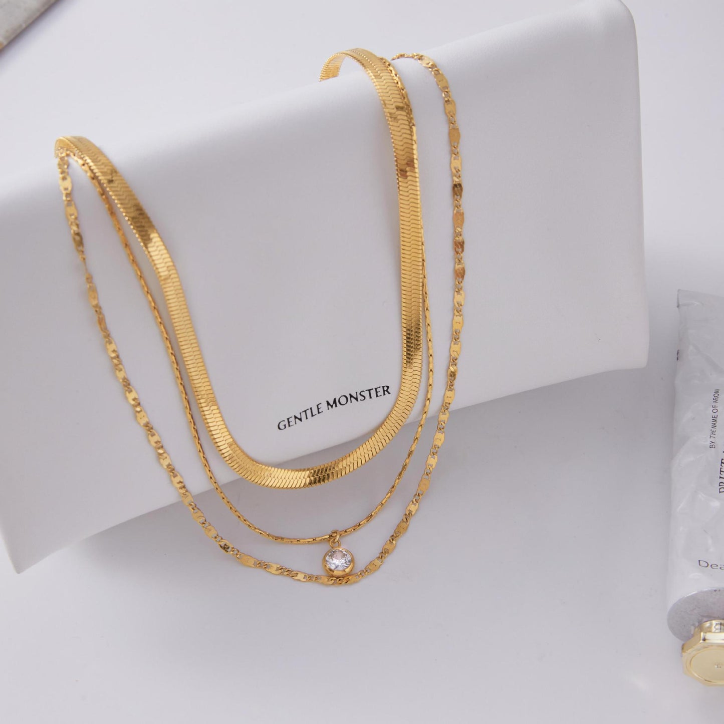 Collana da donna minimalista geometrica in acciaio al titanio placcato con zirconia, lunghezza regolabile e catena a clavicola a strati in acciaio inossidabile