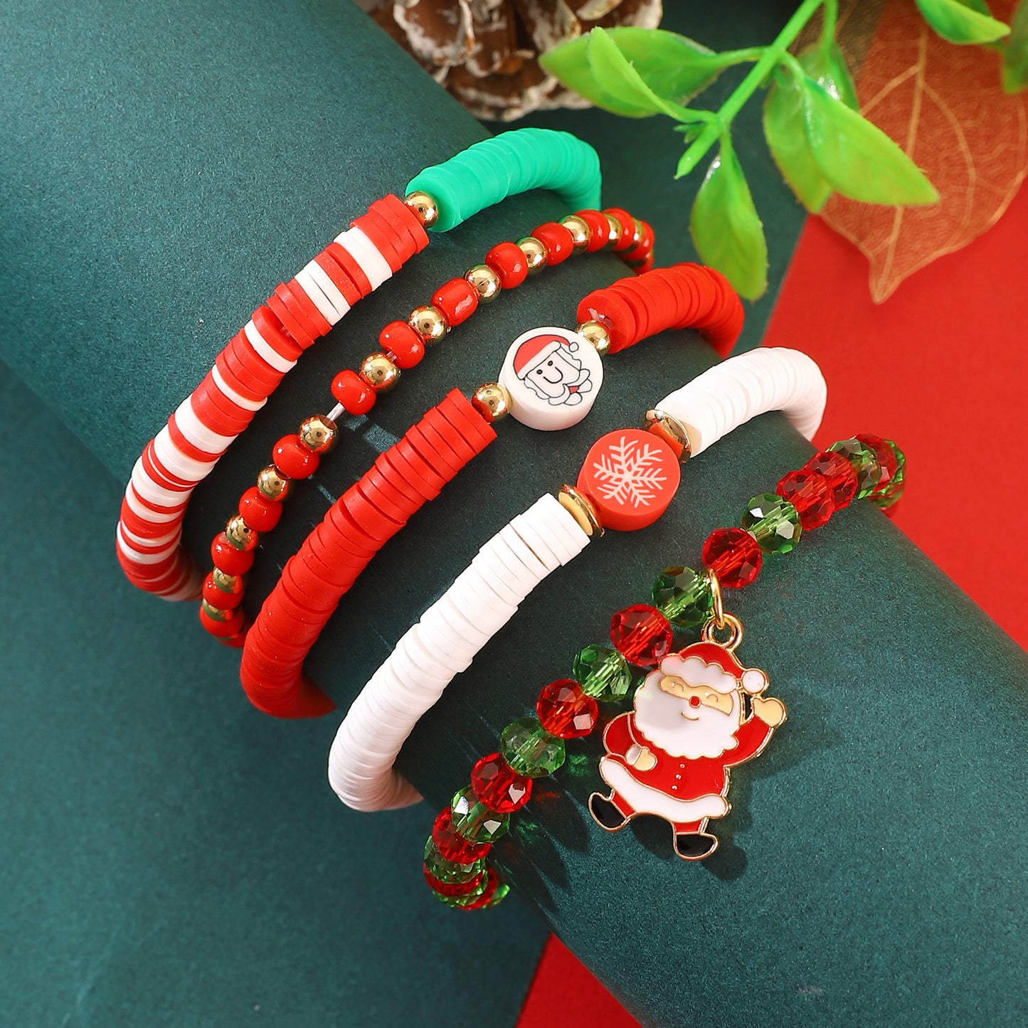 Set di braccialetti natalizi in argilla polimerica fatti a mano con perline alfabetiche, ciondoli a forma di fiocco di neve, renna e Babbo Natale, elastici, regalo per le festività natalizie