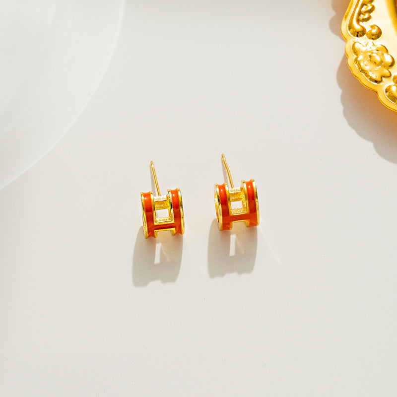 Orecchini a perno da donna in acciaio al titanio a forma di lettera H minimalista, con design geometrico e stile fresco e dolce