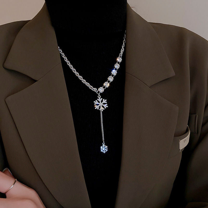 Collana con pendente a forma di D minimalista da donna in acciaio al titanio, forma geometrica, catena a serpente con intarsio di strass per stratificazione su maglioni autunnali e invernali