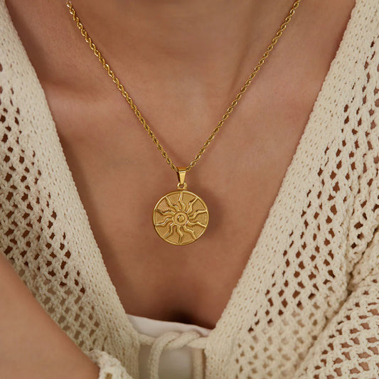 Collana Pendente Simbolo Solare Stile Punk per Donne in Acciaio Inossidabile con Pendente in Acciaio al Titanio e Finitura Placcata su Catena Ritorta
