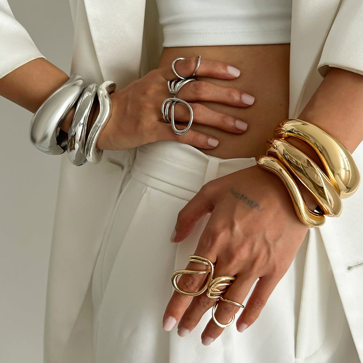 Bracciale rigido aperto geometrico minimalista da donna in lega con finitura galvanica