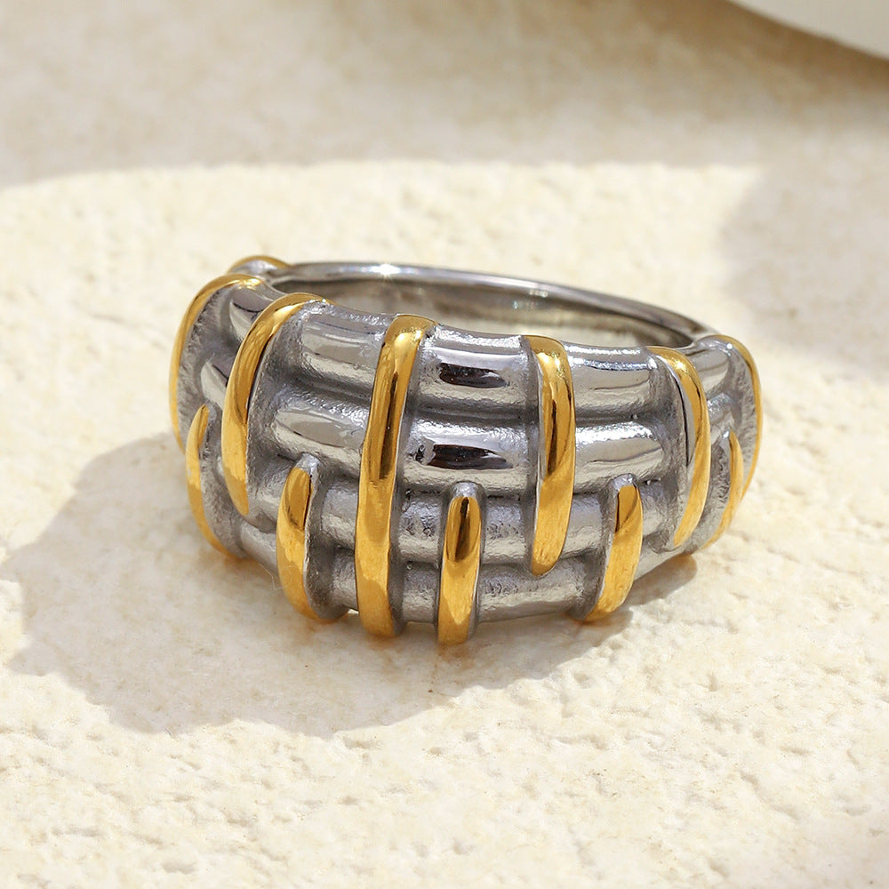 Anello a fascia incrociata in acciaio inossidabile placcato oro 18 carati con design geometrico minimalista per donna - Accessorio di lusso alla moda